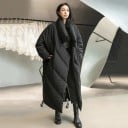 Damen lange Winter Oversize Jacke mit großem Schal-Kragen Schwarze Jacke mit diagonalen Nähten Heruntergesetzte Schultern Seitentaschen Baumwolle 2