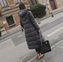 Damen lange Winterdaunenjacke mit Kapuze Gesteppten Kammern Länge bis unter das Knie Seitentaschen Obermaterial aus Polyester Füllung 9