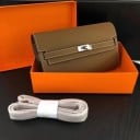 Damen Leder Crossbody Tasche mit Klappe und metallischem Verschluss Kleine Clutch-Tasche mit abnehmbarem Riemen 22 x 14 x 4 cm 7