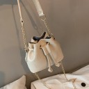 Damen Mini-Handtasche in Form eines Beutels aus PU-Leder Mit Zugband und Metallösen Schulterriemen mit goldenem Kettchen 15 x 13 x 5 cm 2