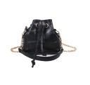 Damen Mini-Handtasche in Form eines Beutels aus PU-Leder Mit Zugband und Metallösen Schulterriemen mit goldenem Kettchen 15 x 13 x 5 cm 7