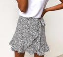 Damen Minirock mit gewickeltem Vorderteil und seitlichem Bindeband Asymmetrischer Volant-Saum Allover-Druck Leichter Polyester 4