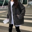 Damen Oversize Jeansjacke Verlängerter lockerer Schnitt Heruntergesetzte Schultern Hemdkragen Große Klappentaschen Knopfverschluss Baumwolle 3
