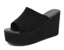 Damen-Plateaupantoffeln aus Wildleder 11
