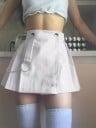 Damen plissierter Minirock mit hohem Bund Dekorativer Metallring mit Kette Zwei Knöpfe am Bund Glatte Vorderseite und Falten aus Polyester 3
