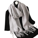 Damen Schal 33x180 cm Einfarbiger weicher Schal mit Fransen Leichter wärmender Accessoire aus Polyester Eleganter Schal für Herbst und Winter 45