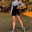 Damen schwarze Minirock mit Trägern, die zu einer Schleife gebunden werden Enganliegender Rock mit hohem Bund und Schlitz vorne aus Baumwolle 4