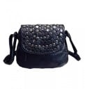 Damen schwarze Umhängetasche mit Klappe, dekoriert mit metallischen Nieten Künstliches Leder mit gewellter Oberfläche Dünner Schulterriemen 25 x 20 cm 2