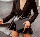 Damen Shorts-Rock aus Kunstleder mit hohem Bund Schwarz Breiter Volant-Saum Vertikale Nähte im Bund Reißverschluss hinten 2