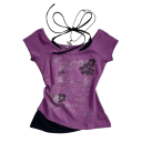Damen-T-Shirt im Doppellag-Look mit Les Galleries-Print. Schulterfreier Ausschnitt. Elegantes Lagen-Top mit Spitzenmotiv auf der Vorderseite. 8