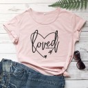 Damen-T-Shirt mit dem Aufdruck „Loved“. 12