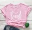 Damen-T-Shirt mit dem Aufdruck „Loved“. 17