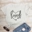 Damen-T-Shirt mit dem Aufdruck „Loved“. 21