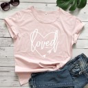 Damen-T-Shirt mit dem Aufdruck „Loved“. 23