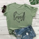 Damen-T-Shirt mit dem Aufdruck „Loved“. 24