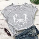 Damen-T-Shirt mit dem Aufdruck „Loved“. 5