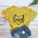 Damen-T-Shirt mit dem Aufdruck „Loved“. 4