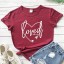 Damen-T-Shirt mit dem Aufdruck „Loved“. 2