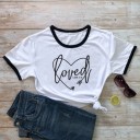 Damen-T-Shirt mit dem Aufdruck „Loved“. 8