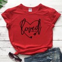 Damen-T-Shirt mit dem Aufdruck „Loved“. 18