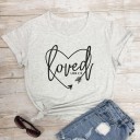 Damen-T-Shirt mit dem Aufdruck „Loved“. 21