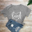 Damen-T-Shirt mit dem Aufdruck „Loved“. 6