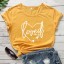 Damen-T-Shirt mit dem Aufdruck „Loved“. 10