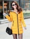 Damen verlängerte Winterjacke mit Kapuze Taillierter Steppschnitt Graue Bündchen und Futter der Kapuze Schwarzer Reißverschluss Polyester 4
