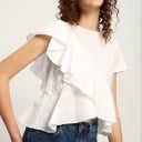 Damen weiße Bluse mit asymmetrischem Volant vom Ärmel zur Seite Kurze Ärmel Rundhalsausschnitt Wellenförmiger Saum Baumwolle und Polyester 3