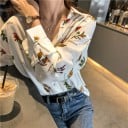 Damen weiße Bluse mit buntem Blumen- und Schriftzugdruck Klassischer Schnitt mit Kragen Lange Ärmel Brusttasche Polyester und Baumwolle 5