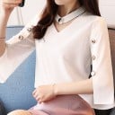 Damen weiße Bluse mit dreiviertel Schlitzärmeln und dekorativen Knöpfen V-Ausschnitt mit separatem Kragen Polyester mit Spandex 3