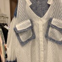 Damen weiße Bluse mit großen Brusttaschen Blaue Fransenränder Blauer Sattel auf dem Rücken Langer lockerer Ärmel mit Volant Polyester 2