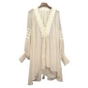 Damen weiße Bluse mit Muster und Spitze Lockere verlängerte Passform V-Ausschnitt mit Bindeband Weite Ärmel Asymmetrischer Saum Polyester 1