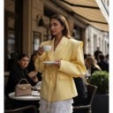 Damenblazer mit Gürtel in der Taille Wickelschnitt Ausdrucksstarke Schultern Spitzlaschen Klappentaschen Polyester Für die Arbeit 8