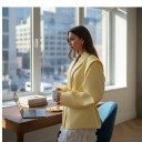 Damenblazer mit Gürtel in der Taille Wickelschnitt Ausdrucksstarke Schultern Spitzlaschen Klappentaschen Polyester Für die Arbeit 9