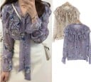 Damenbluse mit Schleife am Hals und Rüschen um Dekolleté und Schultern Langer Ärmel mit Rüschensäumen Zartes Blumenmuster Polyester 3