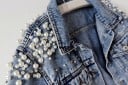 Damenjeansjacke mit Perlen und Steinen an den Schultern Klassischer Schnitt mit Brusttaschen Knopfverschluss Blau Baumwolle 4