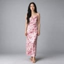 Damenlange figurbetonte Kleid mit dünnen Trägern und Rosenmuster sowie gerafftem Ausschnitt mit ausgestelltem Saum in Rosa 2