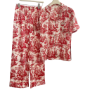 Damenpyjama in Weiß mit roten Mustern Hemd mit Kragen und kurzen Ärmeln mit Knöpfen und Brusttasche sowie Hosen aus Polyester und Rayon 1