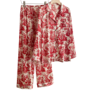 Damenpyjama in Weiß mit roten Mustern Hemd mit Kragen und langen Ärmeln mit Knöpfen und Brusttasche und Hose aus Polyester und Rayon 1