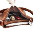 Damentasche aus Kunstleder mit geflochtenem Griff, Vordertasche mit Klappe, senkrechte Reißverschlusstaschen, dekorative Anhänger, Maße 32 10