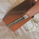 Damentasche aus PU-Leder Schultertasche Eimerform Breiter Griff Dekorative Metallkette an der Seite Abmessungen 28 x 20 x 17 cm 5