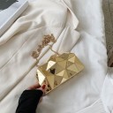 Damentasche Clutch mit geometrischer facettierter Oberfläche Fester Körper mit spiegelndem Glanz Schnalle und Kettenriemen Kunststoff 17 x 10 3
