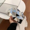 Damentasche Clutch mit geometrischer facettierter Oberfläche Fester Körper mit spiegelndem Glanz Schnalle und Kettenriemen Kunststoff 17 x 10 8