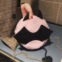 Damentasche über der Schulter 19 x 19 x 8 cm in Form eines Teufels mit Hörnern und Fledermausflügeln Runde flauschige Crossbody-Tasche 3