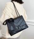 Damentasche über der Schulter mit Klappe V-förmiges Steppmuster Kettenriemen mit Riemen durchzogen Dekorative Schleife Kunstleder 31,5 x 22 x 5