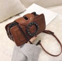 Damentasche über die Schulter 20 x 10 x 8 cm aus Kunstleder Dekorative runde Schnalle mit Steinen Metallische Nieten Trageriemen mit Kette 2