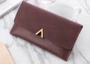 Damepung med klap og guldmetal detalje i form af V Mat satin klap og glat bunddel Kunstlæder og polyester 19,5 x 9,5 x 2 cm 2