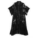Dames asymmetrische maxi jurk met blousekraag Knoopsluiting aan de voorkant Korte brede mouwen Volantrok Zwart met witte tekenprint 3