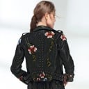 Dames bikerjack van kunstleer met bloemenborduurwerk Korte jas met metalen studs en schuine rits Schouderstukken en riemen met gesp 5